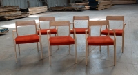 Lot de 6 chaises avec accoudoirs bois teinte naturelle tissu rouge orangé Lot de 6 chaises avec accoudoirs bois teinte naturelle tissu rouge orangé
