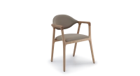 Chaise design avec accoudoirs en frêne bois teinte naturelle et tissu taupe Chaise design avec accoudoirs en frêne bois teinte naturelle et tissu taupe