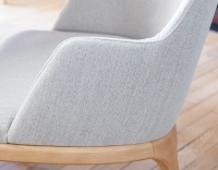Chaise design avec accoudoirs bois teinte naturelle et tissu beige naturel Chaise design avec accoudoirs bois teinte naturelle et tissu beige naturel