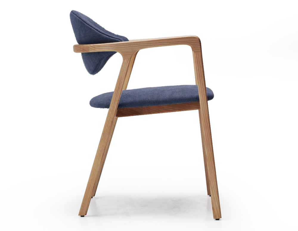Chaise design avec accoudoirs bois teinte naturelle et tissu bleu océan Chaise design avec accoudoirs bois teinte naturelle et tissu bleu océan