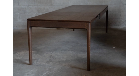 Extensible table for 6 to 8 people in oak and ceramic with ceramic extension with dark stained wood and a slate effect ceramic top and extension. 140x100 cm