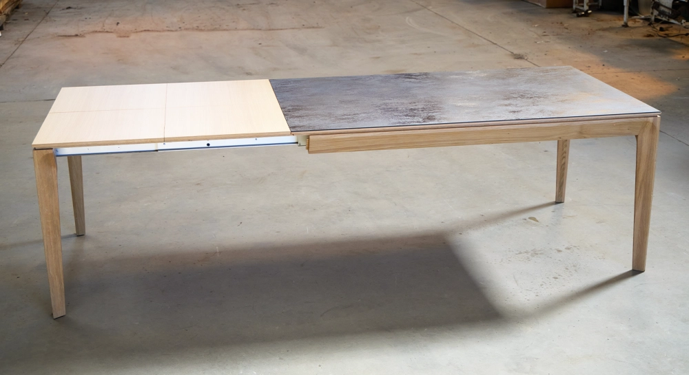 Table extensible 6 à 10 personnes en chêne et céramique allonges bois avec bois teinte naturelle et plateau céramique ossido 160x100 cm Table extensible 6 à 10 personnes en chêne et céramique allonges bois avec bois teinte naturelle et plateau céramique ossido 160x100 cm