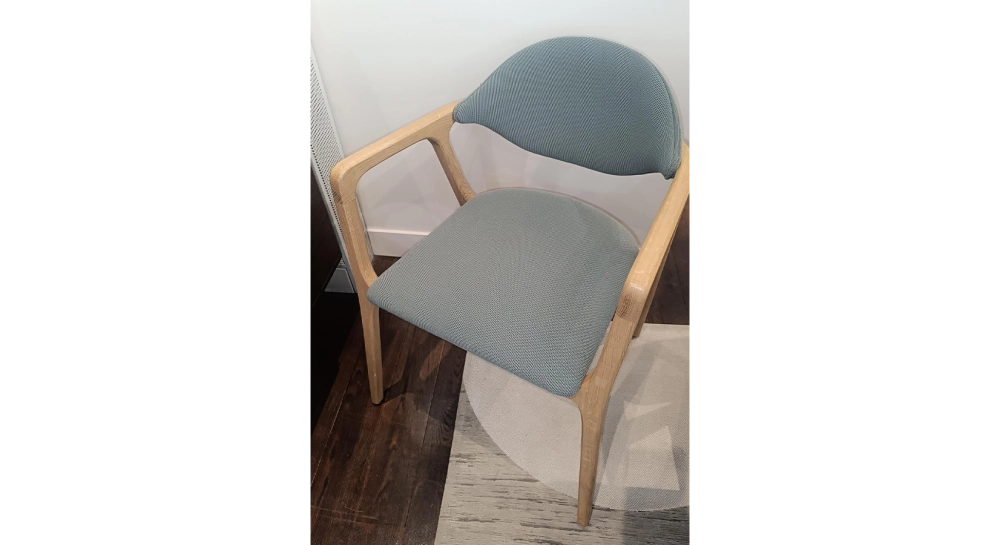 Chaise design avec accoudoirs en chêne bois teinte naturelle et bleu vert