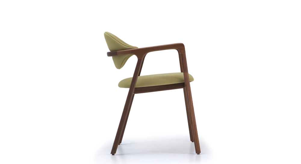 Chaise design avec accoudoirs en noyer bois teinte naturelle et tissu vert Chaise design avec accoudoirs en noyer bois teinte naturelle et tissu vert