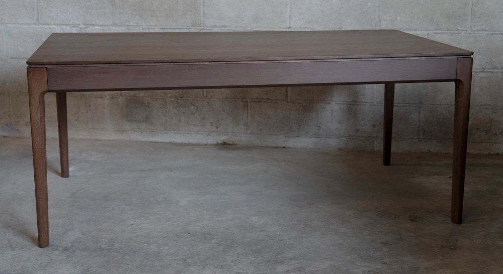 Extensible table for 6 to 8 people in oak and ceramic with ceramic extension with dark stained wood and a slate effect ceramic top and extension. 140x100 cm