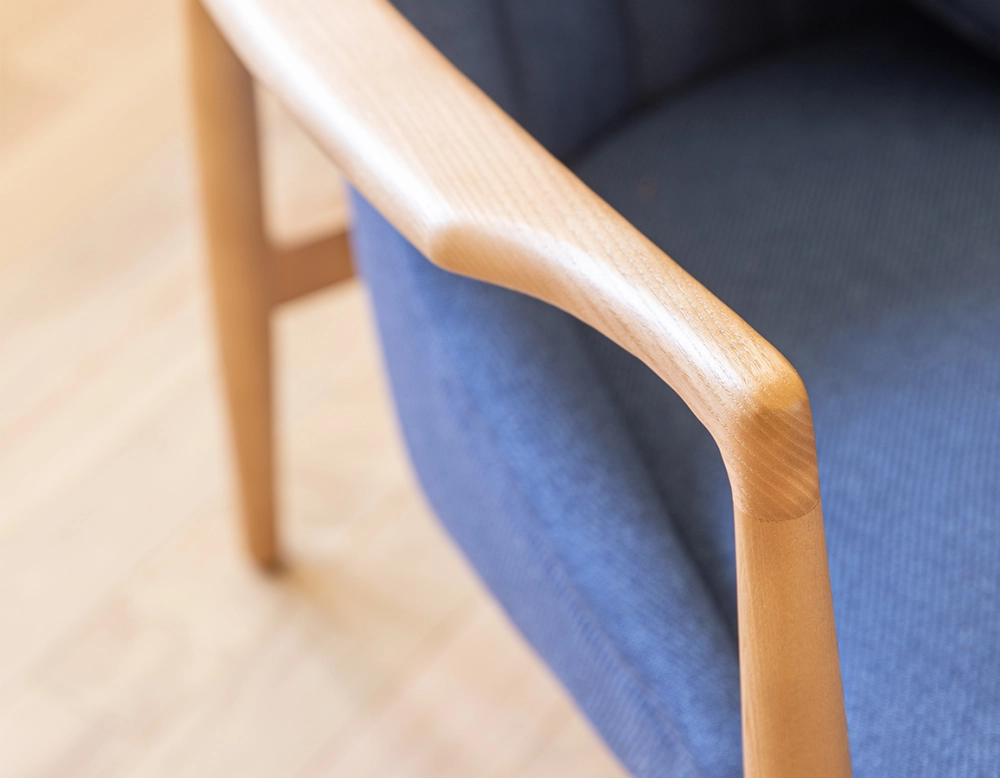 Fauteuil scandinave bois teinte naturelle et tissu bleu marine Fauteuil scandinave bois teinte naturelle et tissu bleu marine