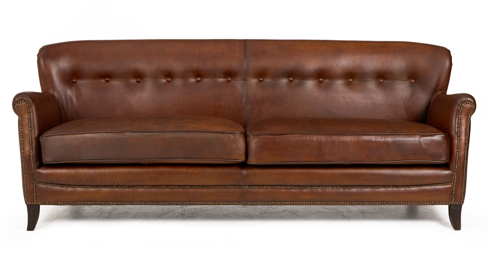 Canapé club cuir 3 places marron vintage accoudoirs cloutés Canapé club cuir 3 places marron vintage accoudoirs cloutés