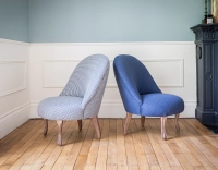 Fauteuil crapaud sans accoudoirs pieds bois teinte noyer et tissu bleu marine Fauteuil crapaud sans accoudoirs pieds bois teinte noyer et tissu bleu marine