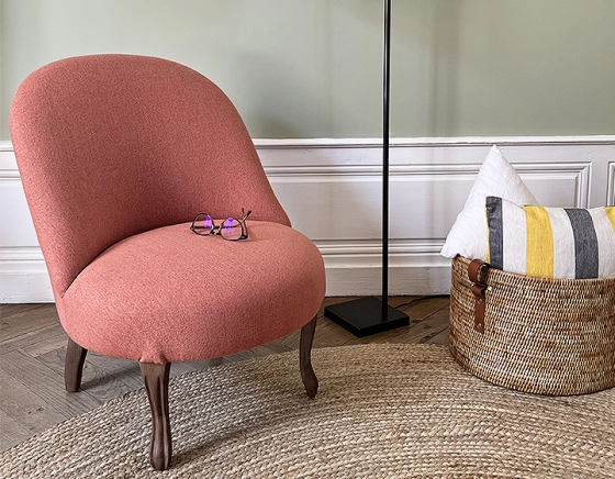 Fauteuil crapaud sans accoudoirs pieds bois teinte noyer et tissu rose corail