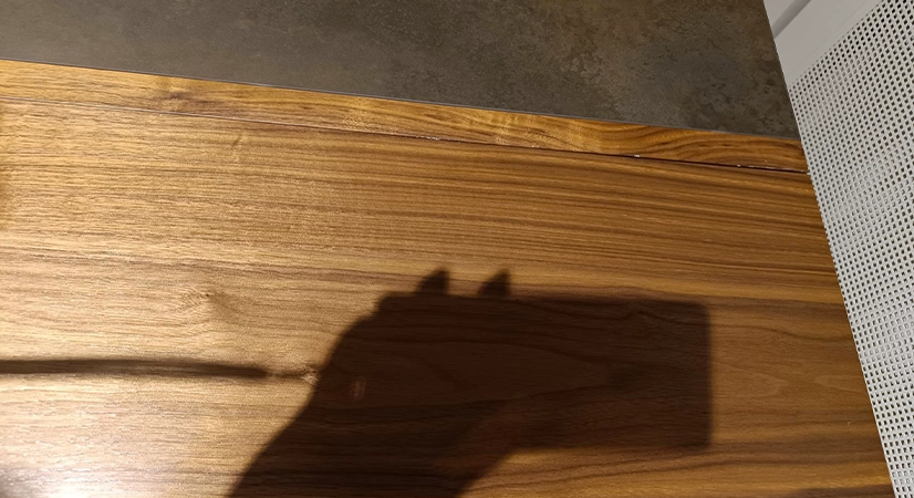 Table extensible 6 à 8 personnes en noyer et céramique allonges bois avec bois teinte naturelle et plateau céramique brun oxydé