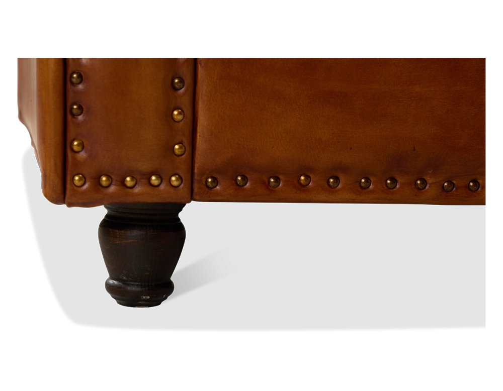 Fauteuil chesterfield cuir marron clair accoudoirs cloutés Fauteuil chesterfield cuir marron clair accoudoirs cloutés