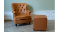 Fauteuil Chesterfield cuir noisette moyen dossier avec son pouf cube Fauteuil Chesterfield cuir noisette moyen dossier avec son pouf cube