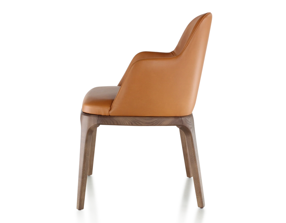 Chaise design avec accoudoirs bois teinte marron foncé et cuir caramel Chaise design avec accoudoirs bois teinte marron foncé et cuir caramel