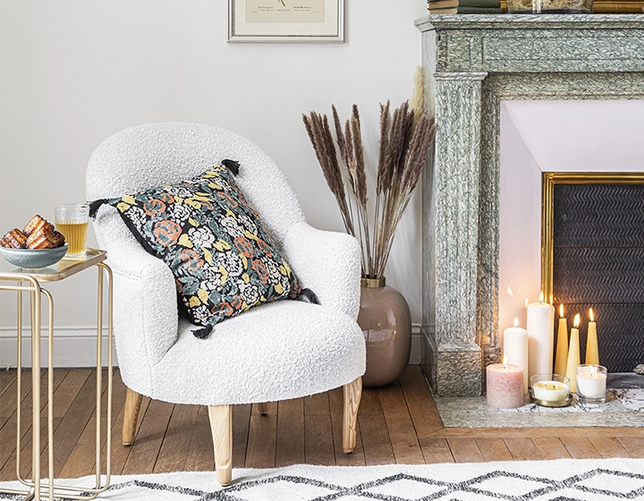 Fauteuil crapaud avec accoudoirs pieds bois teinte naturelle et tissu bouclé blanc Fauteuil crapaud avec accoudoirs pieds bois teinte naturelle et tissu bouclé blanc