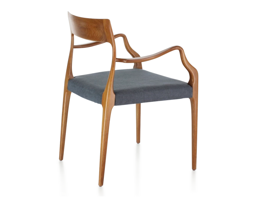Chaise scandinave avec accoudoirs teinte merisier et tissu gris