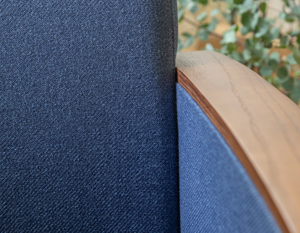 Fauteuil design bois teinte merisier et tissu bleu marine Fauteuil design bois teinte merisier et tissu bleu marine