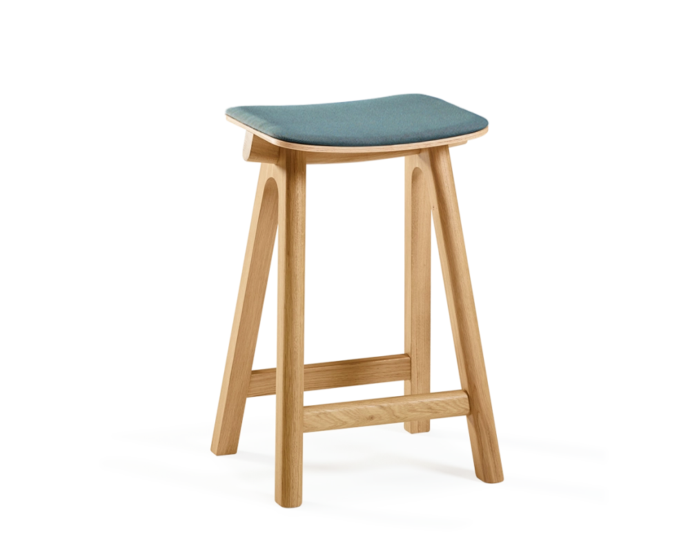Tabouret de bar en chêne tapissé H60 cm bois teinte naturelle assise tissu bleu océan Tabouret de bar en chêne tapissé H60 cm bois teinte naturelle assise tissu bleu océan