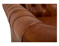 Canapé Chesterfield cuir 2 places marron clair accoudoirs cloutés Canapé Chesterfield cuir 2 places marron clair accoudoirs cloutés