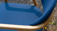 Chaise design avec accoudoirs en chêne bois teinte naturelle et tissu bleu Chaise design avec accoudoirs en chêne bois teinte naturelle et tissu bleu