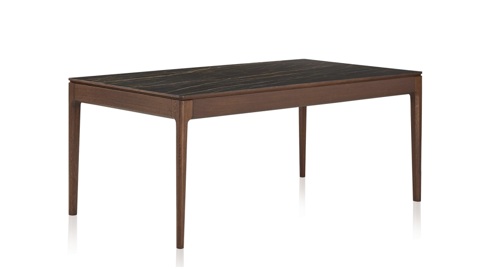 Table salle à manger en chêne et céramique 6 à 8 personnes avec bois teinte marron foncé et plateau céramique effet marbre noir 160x100 cm Table salle à manger en chêne et céramique 6 à 8 personnes avec bois teinte marron foncé et plateau céramique effet marbre noir 160x100 cm