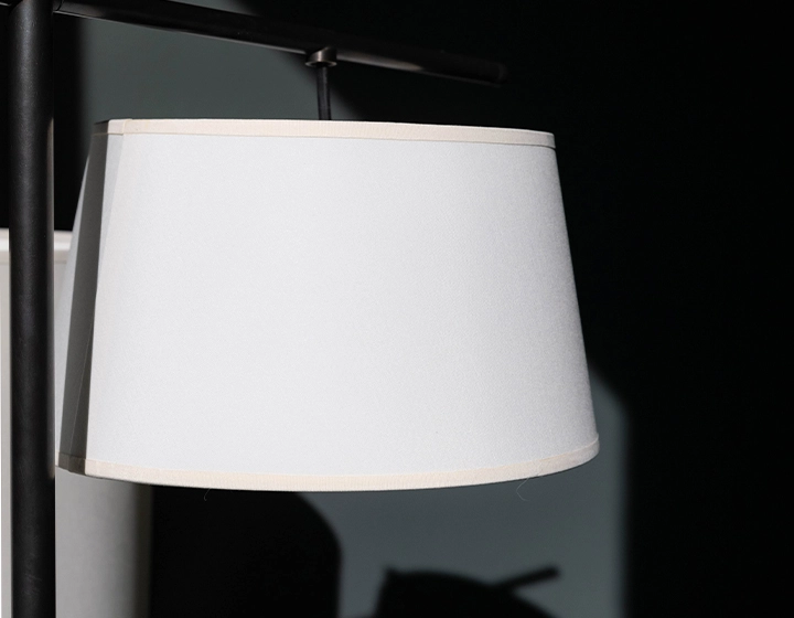 Lampe a poser équerre noire abat jour ivoire Lampe a poser équerre noire abat jour ivoire