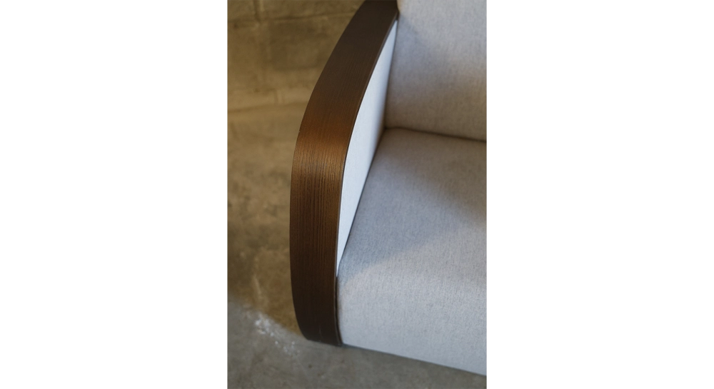 Fauteuil design bois teinte marron foncé et tissu beige naturel