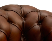 Fauteuil chesterfield cuir marron vintage accoudoirs cloutés Fauteuil chesterfield cuir marron vintage accoudoirs cloutés