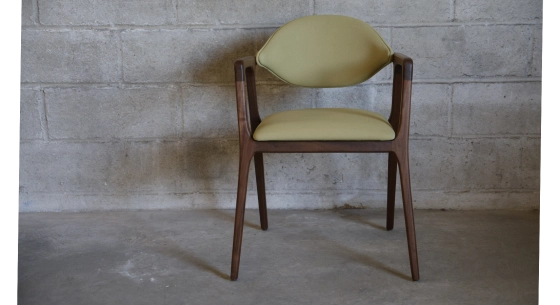 Chaise design avec accoudoirs en noyer bois teinte naturelle et tissu vert