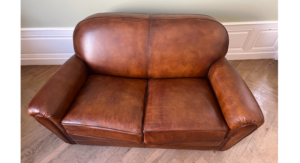 Canapé club cuir 2 places marron vintage accoudoirs passepoil Canapé club cuir 2 places marron vintage accoudoirs passepoil