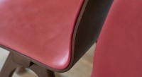 Lot de 3 chaises design chêne teinte foncée et cuir de vachette bordeaux Lot de 3 chaises design chêne teinte foncée et cuir de vachette bordeaux