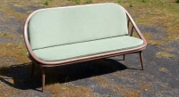 Canapé scandinave 2 places bois teinte noyer et tissu vert Canapé scandinave 2 places bois teinte noyer et tissu vert
