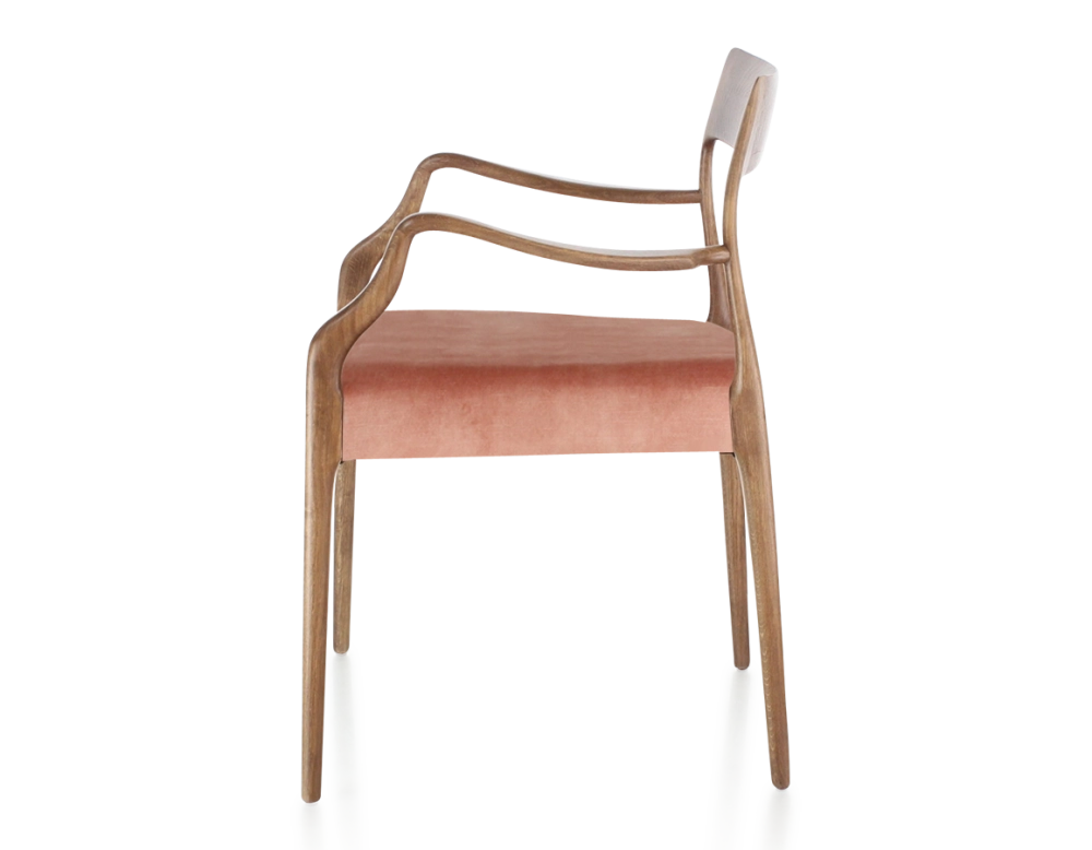 Chaise scandinave avec accoudoirs bois teinte noyer assise tissu velours rose pâle Chaise scandinave avec accoudoirs bois teinte noyer assise tissu velours rose pâle