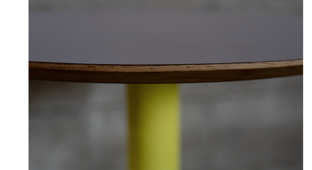 Mesa bistró aletas de roble natural, pata de metal amarillo flúor y tablero fenix malva pálido