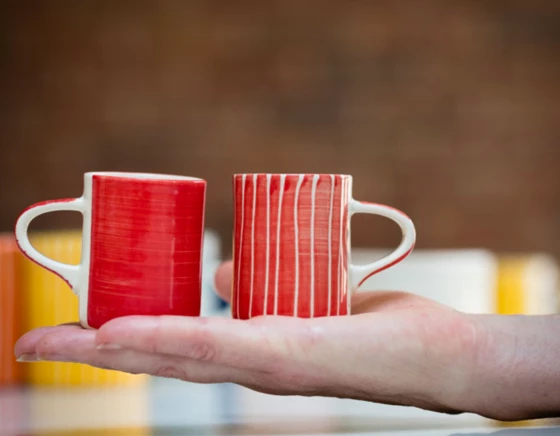 Tasse à café en céramique rouge unie