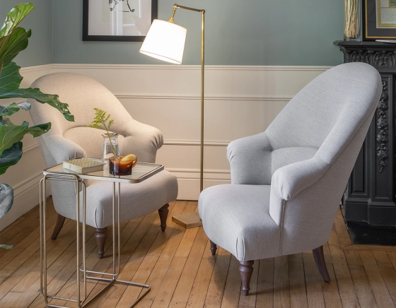 Fauteuil crapaud avec accoudoirs pieds bois teinte noyer et tissu beige naturel moyen dossier