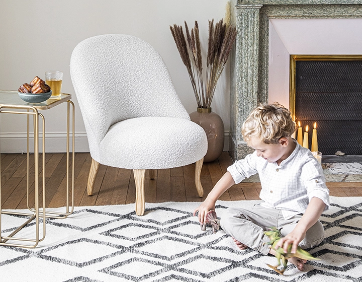 Fauteuil crapaud sans accoudoirs pieds bois teinte naturelle et tissu bouclé blanc Fauteuil crapaud sans accoudoirs pieds bois teinte naturelle et tissu bouclé blanc