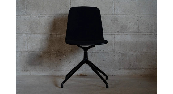 Silla de oficina sin ruedas respaldo de madera tinte negro intenso asiento tejido negro