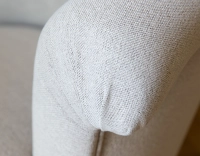 Fauteuil crapaud avec accoudoirs pieds bois teinte noyer et tissu beige naturel haut dossier Fauteuil crapaud avec accoudoirs pieds bois teinte noyer et tissu beige naturel haut dossier