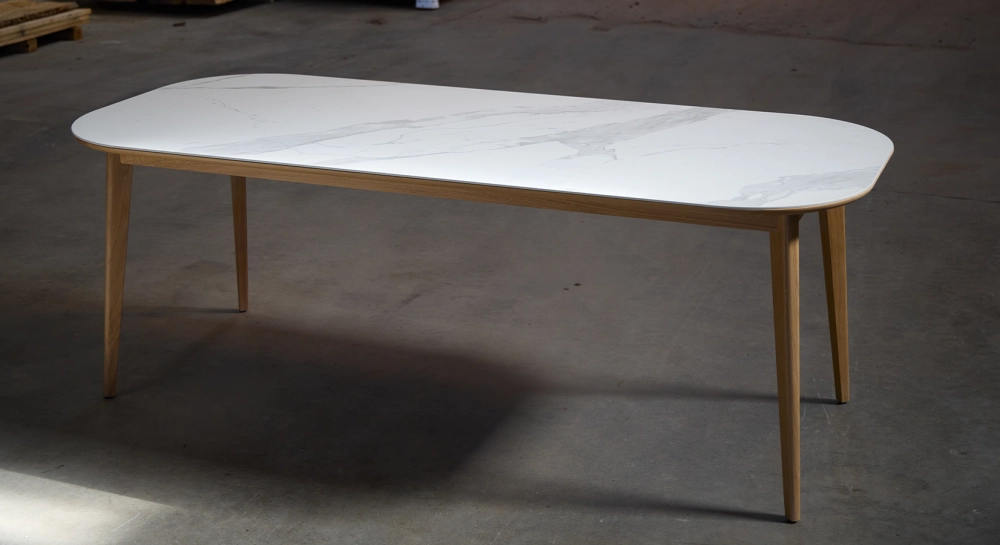 Table salle à manger 6 à 10 personnes en chêne et céramique avec bois teinte naturelle et plateau céramique effet marbre blanc 210x90 cm Table salle à manger 6 à 10 personnes en chêne et céramique avec bois teinte naturelle et plateau céramique effet marbre blanc 210x90 cm