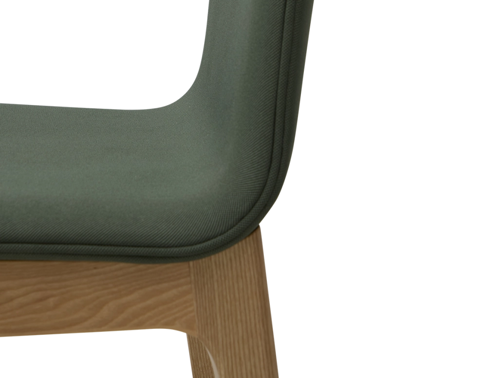 Chaise design bois teinte naturelle assise tissu vert forêt Chaise design bois teinte naturelle assise tissu vert forêt