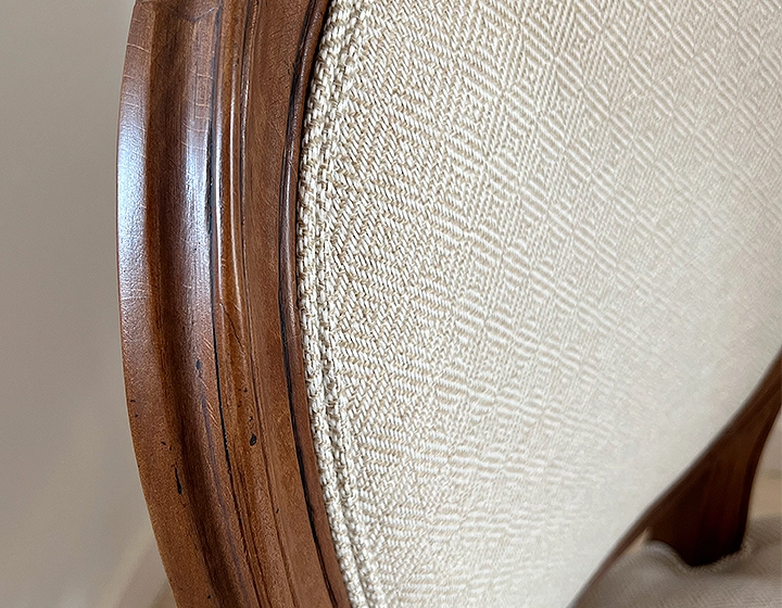 Fauteuil ancien style Louis XVI bois teinte ancienne et tissu chevron beige Fauteuil ancien style Louis XVI bois teinte ancienne et tissu chevron beige