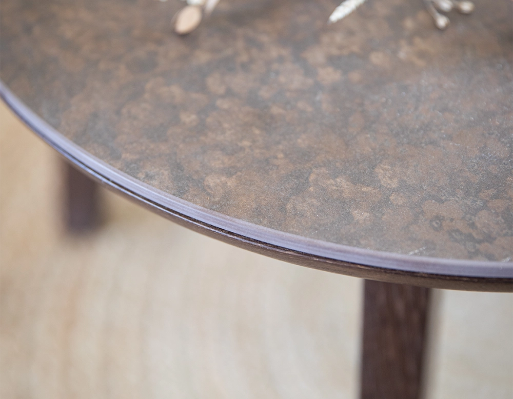Table basse ovale en chêne et céramique avec bois teinte marron foncé plateau céramique brun oxydé 100x60 cm Table basse ovale en chêne et céramique avec bois teinte marron foncé plateau céramique brun oxydé 100x60 cm