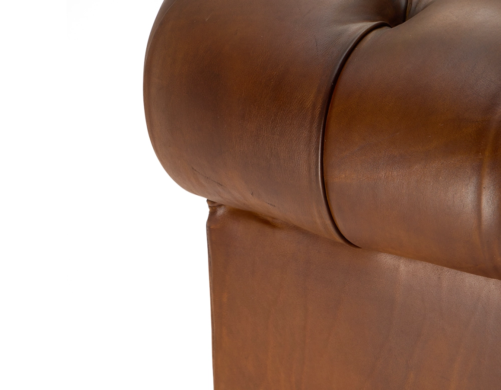 Canapé Chesterfield cuir 2 places marron vintage accoudoirs cloutés Canapé Chesterfield cuir 2 places marron vintage accoudoirs cloutés