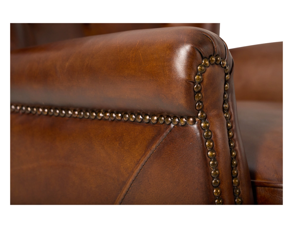 Fauteuil club cuir marron vintage accoudoirs cloutés Fauteuil club cuir marron vintage accoudoirs cloutés