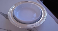 Plat rond en porcelaine avec support en métal argenté Plat rond en porcelaine avec support en métal argenté