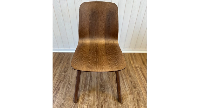Chaises design chêne teinte foncé Chaises design chêne teinte foncé