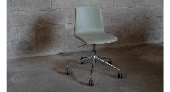 Office chair with 5 branches dossier bois teinte naturelle assise en cuir de vachette vert d'eau