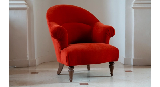 Fauteuil crapaud avec accoudoirs pieds bois teinte naturelle et tissu velours terracotta