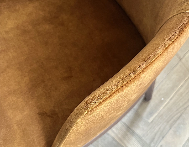 Chaise design avec accoudoirs bois teinte noyer et tissu velours bronze Chaise design avec accoudoirs bois teinte noyer et tissu velours bronze