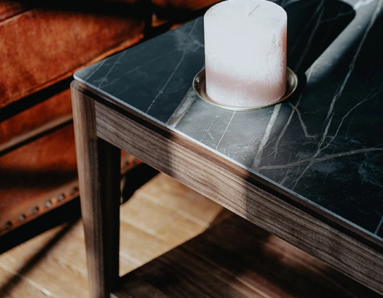 Square coffee table in walnut and ceramic with shelf in natural stained wood, black marble effect ceramic top 100x100 cm